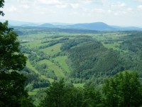 Dolina Rybnej, vzadu kopce u Wałbrzychu