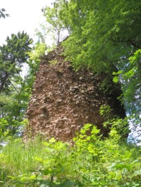 Zbylá dolní část bergfritu, příchod od žluté značky