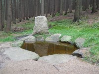 Studánka na červené turistické značce