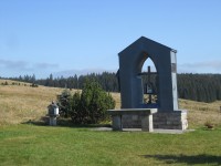 Památník na místě zbořeného kostela