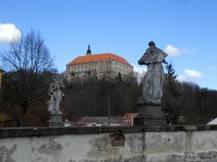 Náměšť nad Oslavou - kamenný most se zámkem