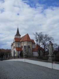 Náměšť nad Oslavou - kamenný most s kostelem sv. Křtitele