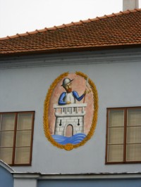 Znak Podklášteří na bývalé radnici
