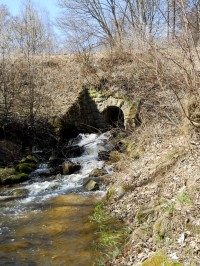 Kamenný železniční most pro potok