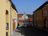 Silnice k Palackému náměstí - vzadu františkánský klášter