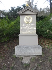 Mozartův park - empírový náhrobek syna Wolfganga Amadea Mozarta