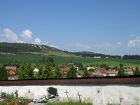 Pohled na Spišský hrad přes zeď hřbitova