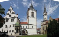 Radnice se zvonicí a s kostelm z druhé strany