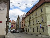 Průhled z Pražské ulice do Perlové