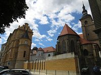 Z Šafaříkových sadů - pohled na budovu Zpč. muzea a kostela Nanebevzetí Panny Marie