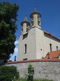 Kondrac – obec, románský kostel, farní muzeum