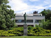 Gočárův dům se sochou T. G. Masaryka