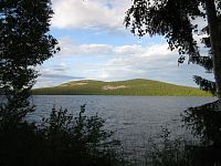 U "nejhoršího" jezera Pyhäjärvi v parku Pyhä-Tunturi