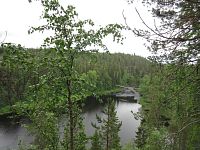 Řeka Oulankajoki a nejdelší visutý most v Taivalköngäs