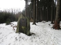 Na Fryšavském kopci - památník partyzánské skupiny a dřevěný srub