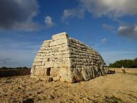 Menorca - bárkový hrob Naveta d'Es Tudons