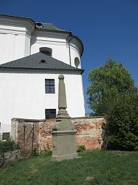 Kostel - foto z cesty k zámku