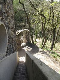 Pohled ze schodů k jeskyni