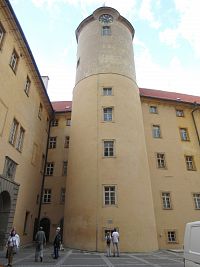 V areálu zámku - zámecká věž Hláska - vězení