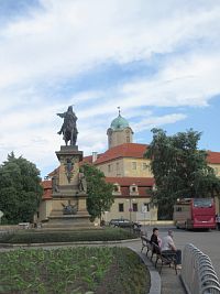 Pomník Jiřího z Poděbrad se zámkem