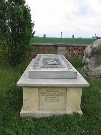 Pseudogotická tumba pruského pplk. a velitele střeleckého praporu 1. gardového pěšího pluku