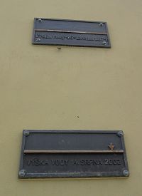Husovo náměstí - Jenštejnský dům s tabulkami, kam sahala voda r. 1872 a r. 2002