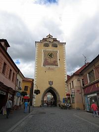 Plzeňská věž - pohled z náměstí
