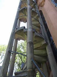 Detail schodiště na vyhídkovou lávku zvenku