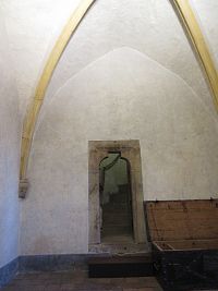 Portál v kapli a schody do dalšího patra