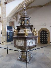 Interiér kostela - křtitelnice z r. 1560 - 1565
