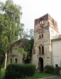 Zřícenina kláštera s přilehlým opraveným zámkem