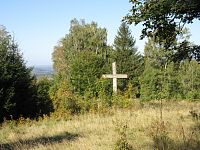 Kříž Milénia na konci lesa přes Bílým potokem