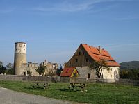 Zřícenina zámku Zvířetice s vyhlídkovou věží