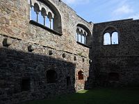 Zbytky hradního opevnění s románskými pětidílnými okny