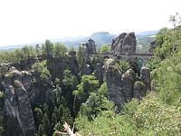 Pohled z vyhlídky Ferdinandaussicht na most i skalní hrad
