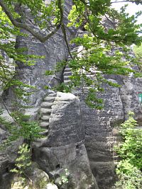 Praková skalní věží Steinschleuder s původními vytesanými schody