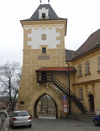 Kněžská brána z města