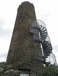 Hradní věž se vstupním schodištěm - r. 2019