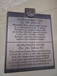 Bozkovského dům - ukázka tabulek na domech