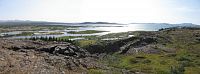 Pohled z  vyhlídky Thingvellir na řeku Oxará a jezero Þingvallavatn