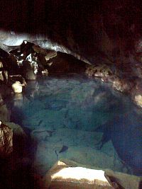 Jeskyně Grjótagjá s termálním pramenem a jezírkem