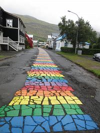 Seyðisfjörður - duhový chodník - foceno od kostela