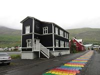 Seyðisfjörður - dřevěné domky podél duhového chodníku