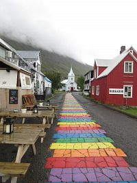 Seyðisfjörður - duhový chodník - foceno směrem ke kostelu