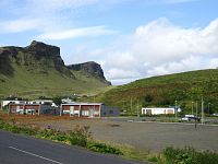 Island – Vík, nejjižnější obec Islandu s pivovarem Smidjan Brewpub,  čedičové jehly Reynisdrangar a čedičové jeskyně Hálsanefshellir