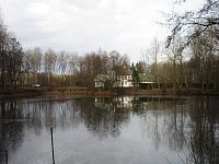 Hrázděný dům s rybníkem ve Starých lázních