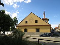 Pivovar Hostomice s letopočtem 1407 - 2011 ve štítě