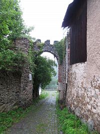 Rataje nad Sázavou - Dolní brána u hradu Pirkštejn