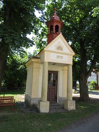 Boreč - kaplička bývala v zámeckém parku, nyní je na návsi.
