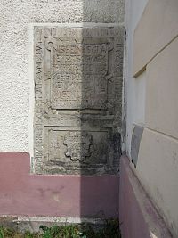 Chřibská - náhrobky ve zdi kostela